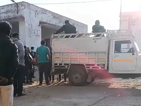 BREAKING : गड्ढो की वजह से पलटी कार, एक की मौत