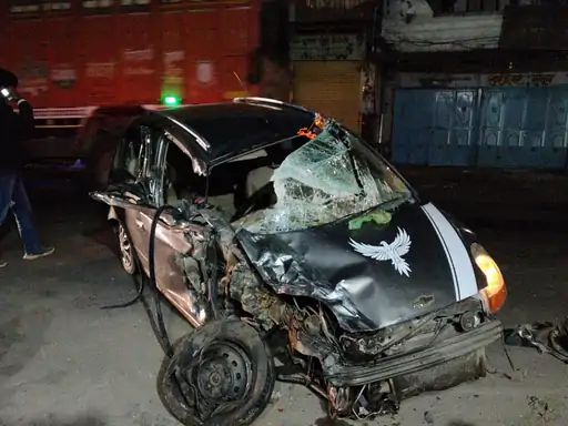 बेकाबू ट्रक ने मारी कार को जोरदार टक्कर, चार 4 लोग घायल