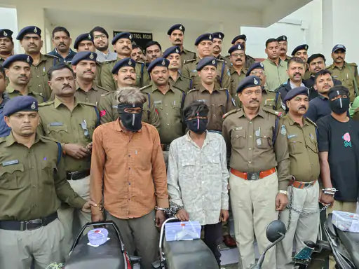 पेड़ पर लटके जंगली सूअर देख पुलिस हुई हैरान, तीन आरोपियों गिरफ्तार