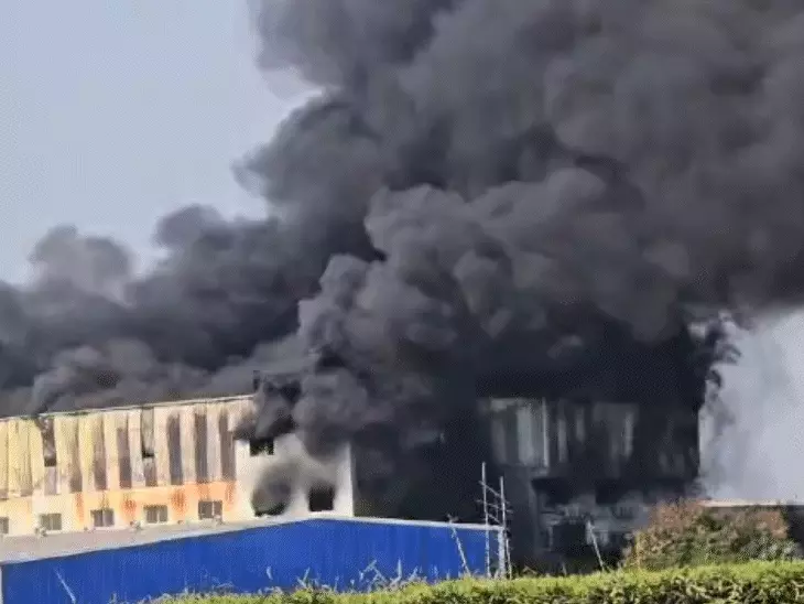 चॉकलेट फैक्ट्री में लगी भीषण आग, इलाके में मचा हड़कंप