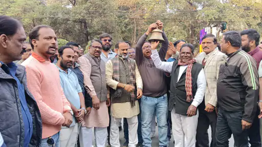 कलेक्ट्रेट के सामने मंत्री कैलाश विजयवर्गीय का विरोध, बजाय घंटा