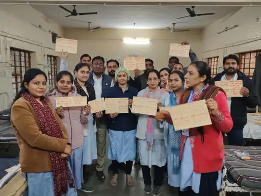 74 नर्सिंग ऑफिसर ने खून से लिखे पोस्टकार्ड:नियमित भर्ती में मेरिट व बोनस अंकों की मांग, मुख्यमंत्री और स्वास्थ्य मंत्री को भेजे
