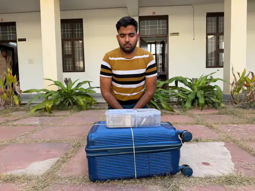 पुलिस ने 22 लाख रुपए की चोरी का खुलासा किया:आरोपी ने महंगे कपड़े, बाइक और लैपटॉप खरीदा, होटलों में की मौज-मस्ती; पुलिस ने हैदराबाद से पकड़ा