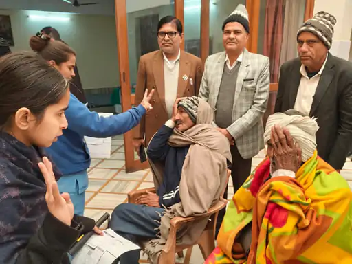 फतेहपुर में निशुल्क नेत्र शिविर:124 मरीजों की जांच, 57 ऑपरेशन के लिए चयनित; चश्मे भी बांटे