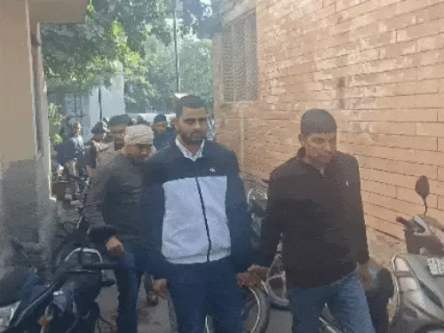 भारी-सुरक्षा के बीच सीकर कोर्ट पहुंचे झुंझुनूं गैंगवार के आरोपी:हिस्ट्रीशीटर और उसके 2 साथी पुलिस रिमांड पर, अवैध प्रॉपर्टी-गैंग के बारे में होगी पूछताछ