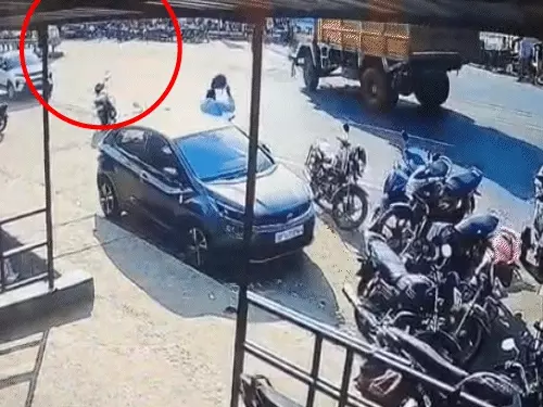 उज्जैन के घट्टिया चौराहे पर भीषण हादसा, बाइक सवार को ट्रक ने कुचला