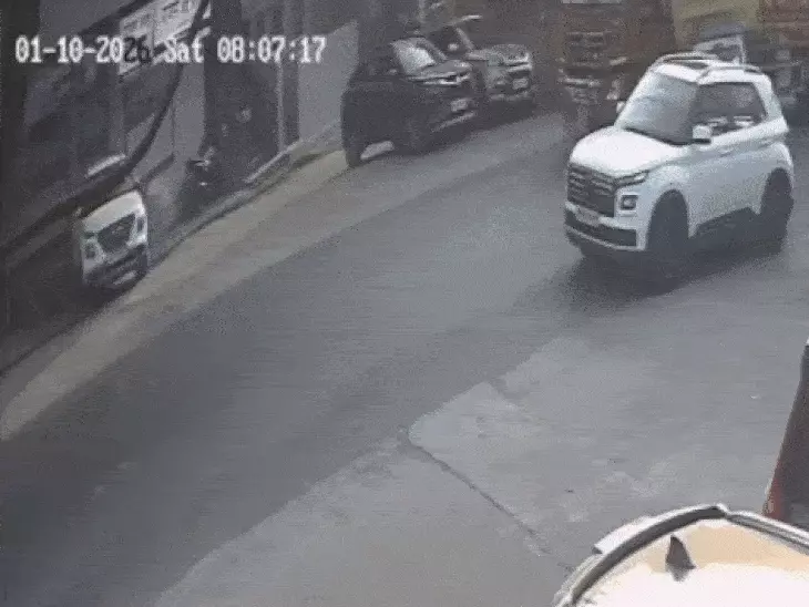 मंडी से सब्जी लेकर लौट रहे व्यापारी की मौत, तीन अन्य लोग घायल