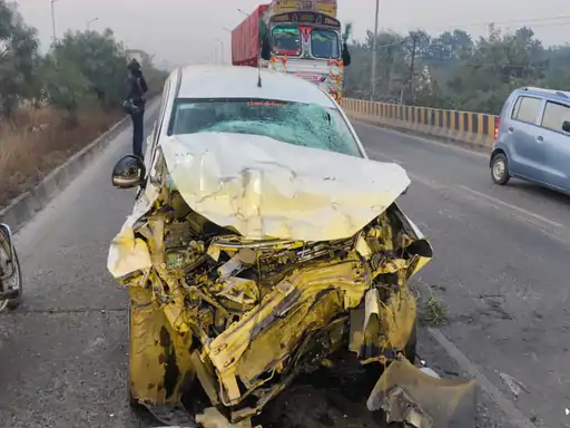 MP न्यूज़ : महाकाल के दर्शन के लिए जा रहे परिवार का एक्सीडेंट