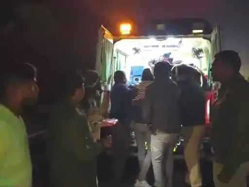 सड़क किनारे खड़े ट्रक से टकराई कार, 5 लोग घायल