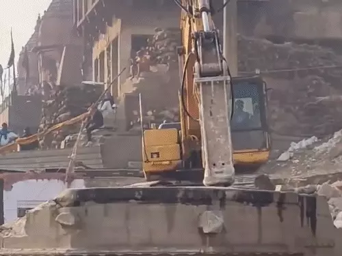 ब्रेकिंग न्यूज़ : DM ने काशी में मणिकर्णिका घाट तोड़ा,