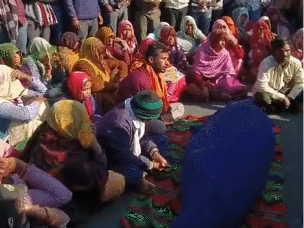 हादसे में युवक की मौत, परिजनों ने किया रोड जाम