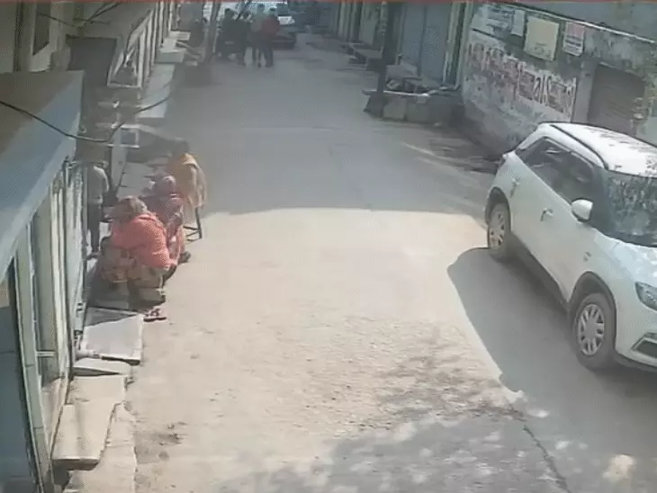 धूप सेंक रही महिलाओं को कार ने मारी टक्कर, वीडियो आया सामने