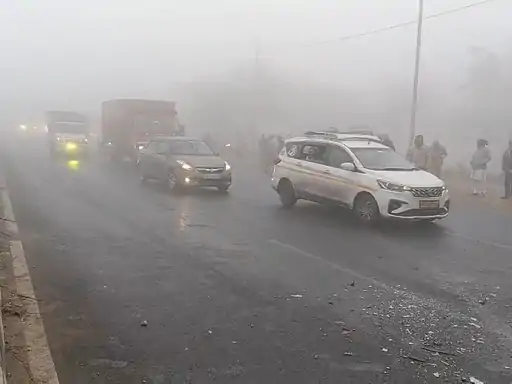 कोहरे की वजह से हुआ हादसा, आपस में टकराई 6 गाड़ियां