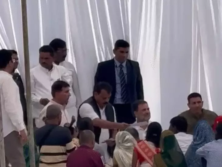 पीड़ितों से मिले राहुल गांधी, मृतकों के परिवार को सौंपे चेक