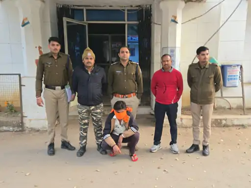 पांच हजार का इनामी बदमाश गिरफ्तार:दहशत फैलाने के लिए की थी फायरिंग, पहले से कई मामले दर्ज