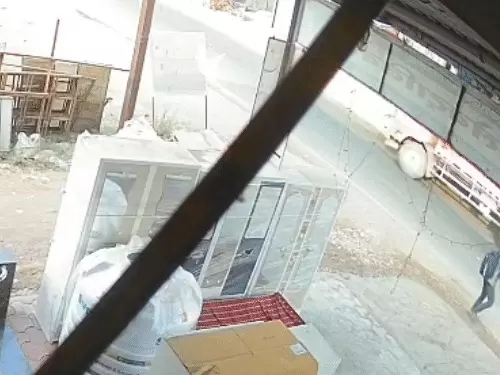 महेश्वर: बेकाबू कार ने सड़क किनारे खड़े लोगो को रौंदा, एक की मौत