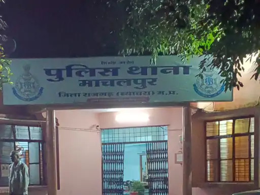 नाबालिग से पिकअप वाहन में दुष्कर्म, आरोपी फरार