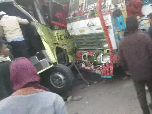 ब्रेकिंग : इंदौर जा रही बस को ट्रक ने मारी भीषण टक्कर, 12 घायल