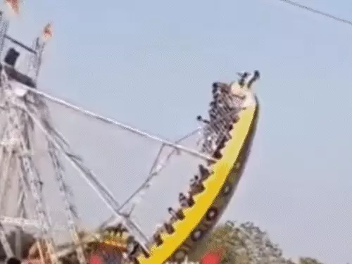 झाबुआ : मेले में अचानक टूटकर गिरा नाव झूला, 14 घायल