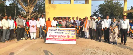 अब स्कूल की राह होगी आसान, 212 विद्यार्थियों को मिलीं मुफ्त साइकिलें