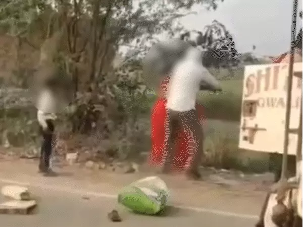 बस कंडक्टर ने की महिला की पिटाई, वीडियो वायरल