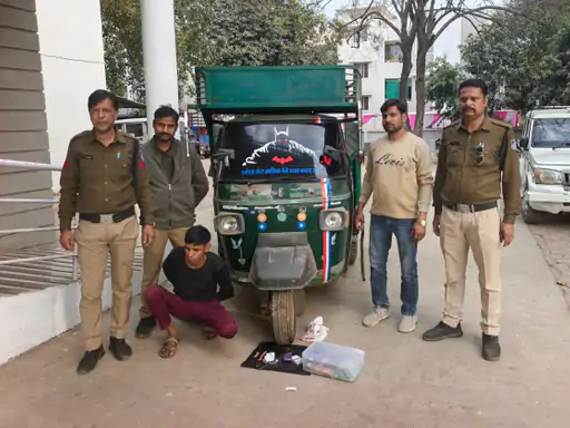 टीनशेड उखाड़कर लाखों की चोरी करने वाला चोर गिरफतार