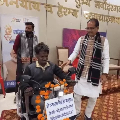 Shivraj Chouhan Fulfills Promise : Gifts Motorized Tricycle to Pannalal