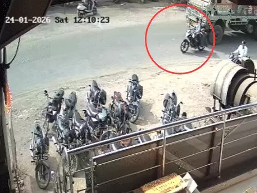 बैतूल: तेज रफ़्तार ट्रक ने मां को कुचला, गोद में बैठा बच्चा सुरक्षित