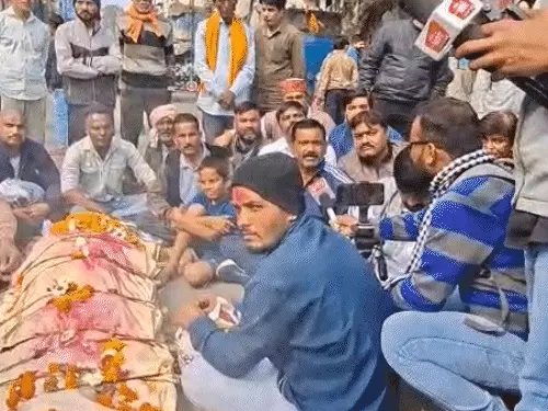 इंदौर : भगीरथपुरा में बहू के बाद ससुर की भी गई जान, शव रखकर चक्काजाम