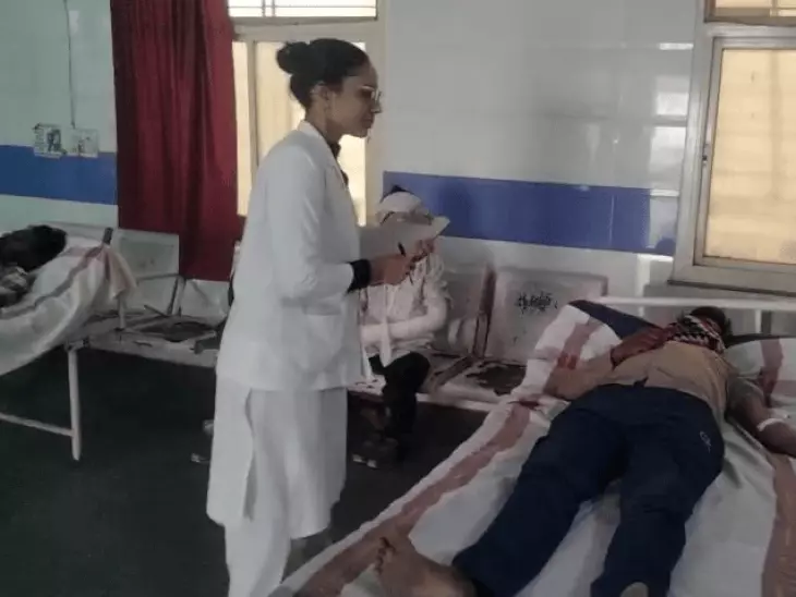 खरगोन: मोड़ पर पलटी तेज रफ्तार पिकअप, 16 लोग घायल