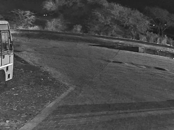 डिवाइडर से टकराकर उड़े कार के परखच्चे, ड्राइवर की मौके पर मौत