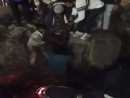 इंदौर ब्रेकिंग : स्कूटी समेत गड्डे में गिरी युवती, अस्पताल में भर्ती