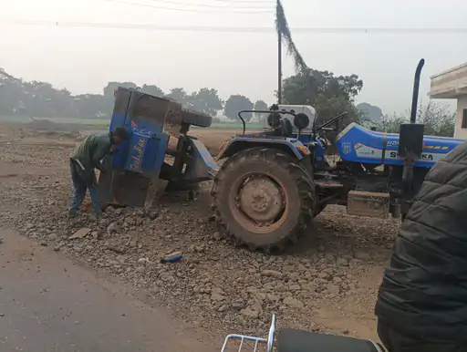 खरगोन में भीषण सड़क हादसा टला : तेज रफ्तार ट्रैक्टर-ट्रॉली पलटी