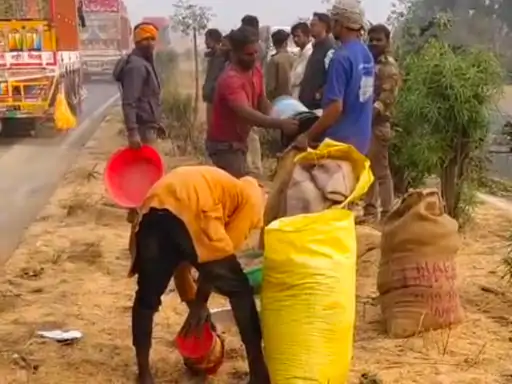 अनियंत्रित होकर पलटा ट्रेलर, फोरलेन का रास्ता हुआ ब्लॉक