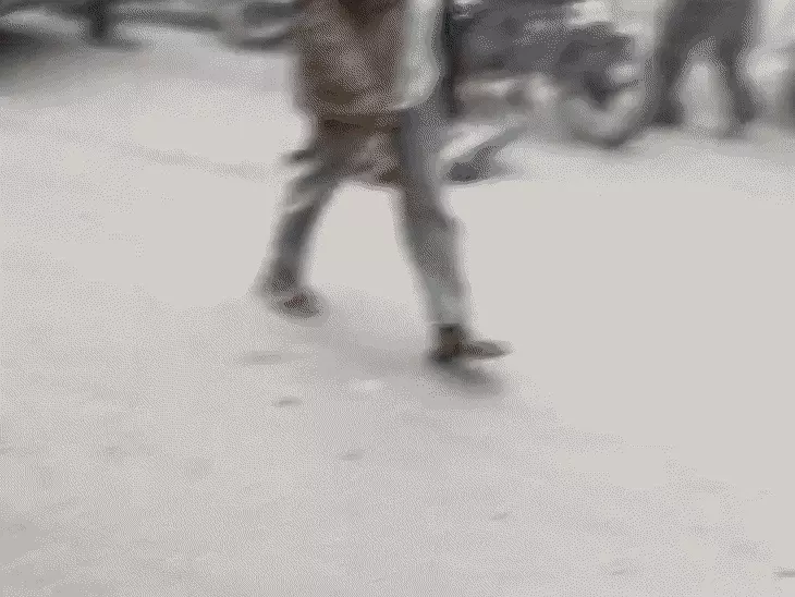 बंदूक की दुकान में लगी भीषण आग, 3 लोग बुरी तरह झुलसे