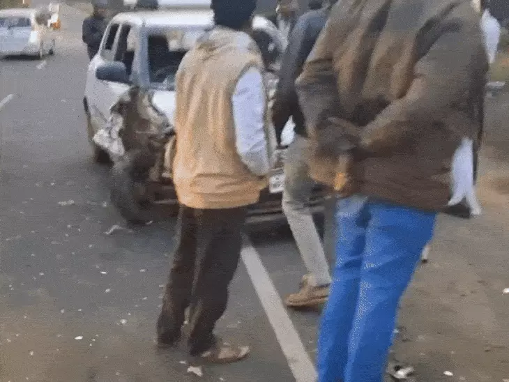 तेज रफ्तार कार ने दो बाइकों को मारी टक्कर, एक की मौत