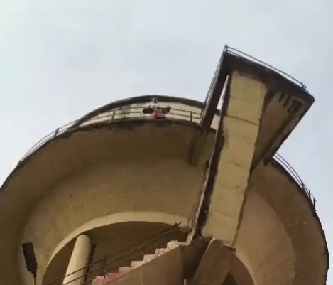 नर्मदापुरम न्यूज़ : दो साल के बेटे को लेकर 40 फीट टंकी पर चढ़ी महिला, आत्महत्या का प्रयास