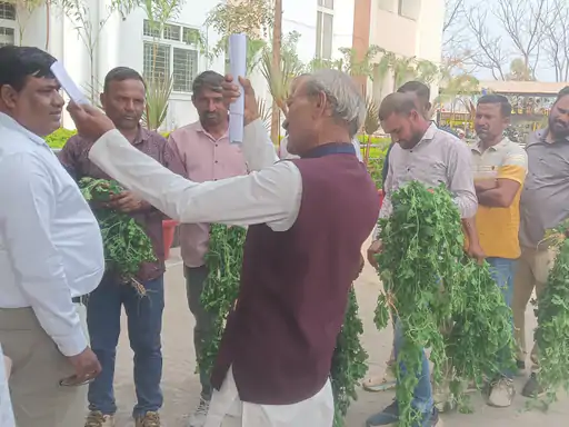 करेला बना सिरदर्द, फसल लेकर कलेक्टर ऑफिस पहुंचे किसान