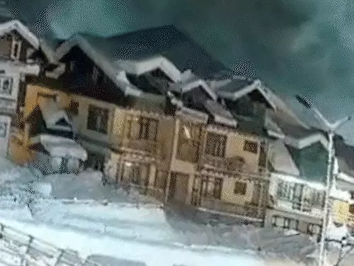 जम्मू – कश्मीर में हिमस्खलन, CCTV में क़ैद हुई घटना