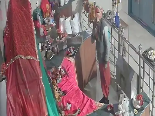 पहले माता के पैर छुए, फिर 16 लाख के आभूषण उड़ा ले गया चोर