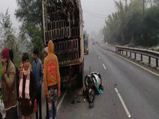 सड़क किनारे खड़े ट्रक में घुसी स्कूटी, 20 वर्षीय युवक की मौत