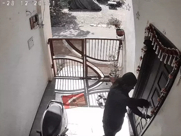 दिनदहाड़े रॉड से ताला तोड़ घुसा चोर, CCTV में कैद हुई वारदात