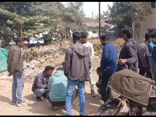 हाईटेंशन लाइन की चपेट में आया मजदूर, बिजली पोल से गिरकर मौत