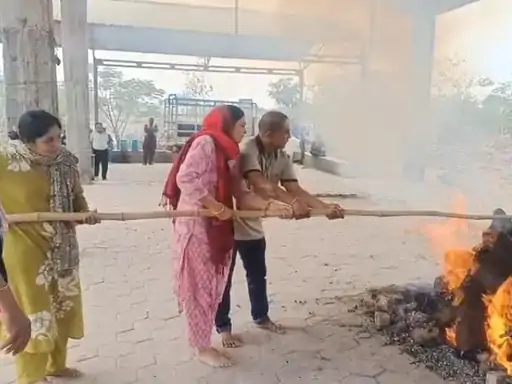 बड़वानी : बेटियों ने दी पिता को मुखाग्नि, तोड़ी समाज की रूढ़िवादी परंपरा