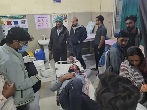 तेज रफ्तार बाइक का कहर, अनियंत्रित होकर पलटने से तीन घायल