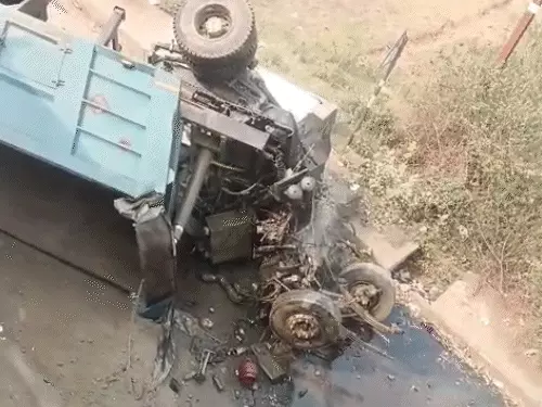 MP में ओवरब्रिज से कार पर गिरा हाईवा, 1 की मौत, 5 गंभीर घायल