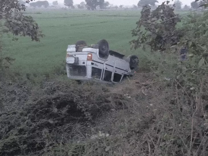 कर्मचारियों को ले जा रही बुलेरो पलटी, 5 घायल