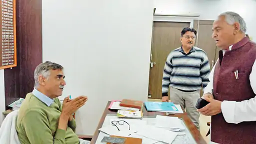 चूरू पीडब्ल्यूडी एसई ऑफिस की संपत्ति कुर्क करने पहुंची कोर्ट की टीम, हाथ जोड़ एसई ने मोहलत मांगी