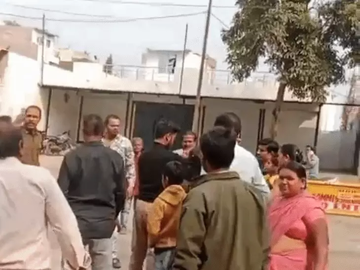 इंदौर में पुलिस चौकी के सामने युवती ने खाया जहर