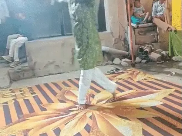 VIDEO : खरगोन में शादी में डांस करते-करते आया हार्ट अटैक, मौत